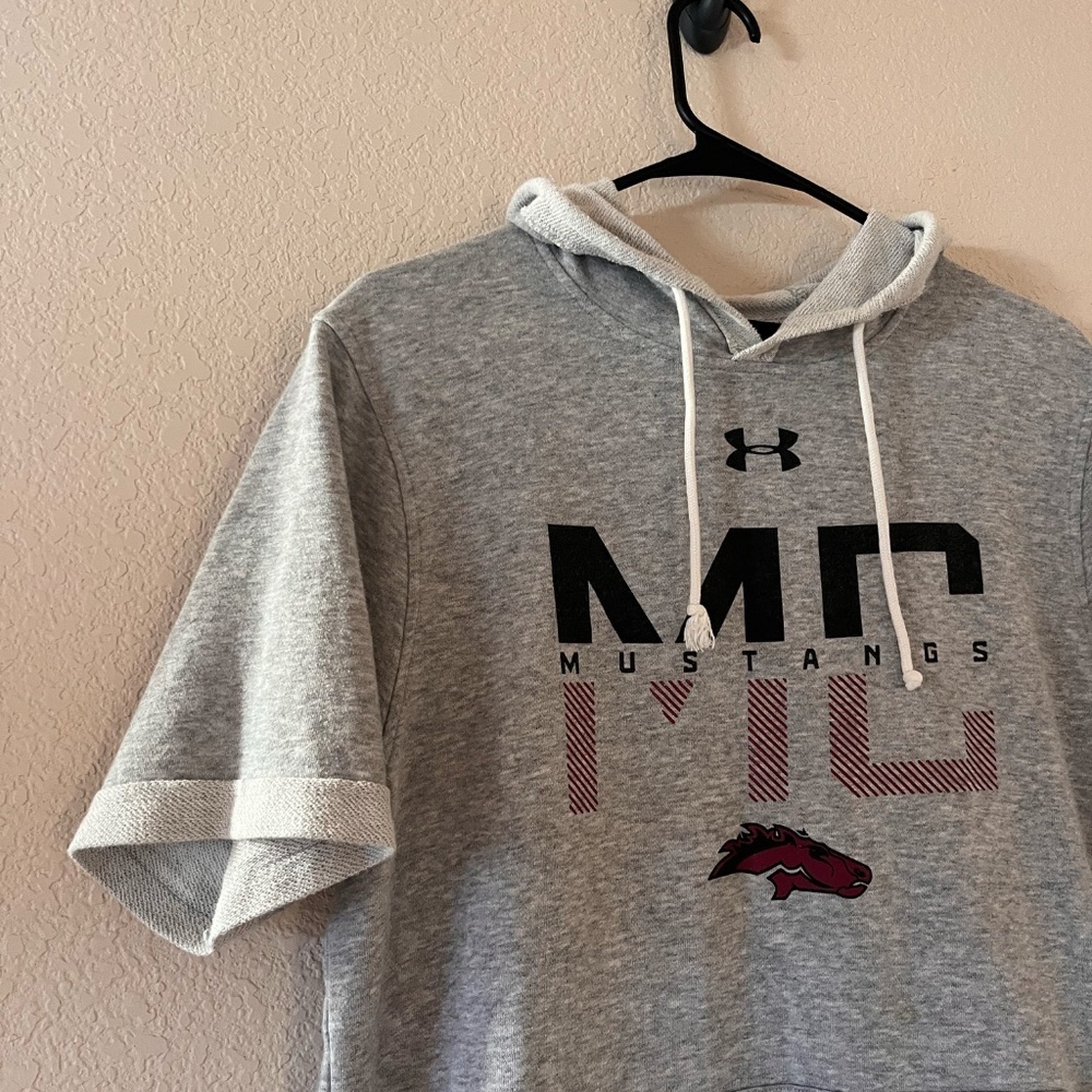 Under Armour Men’s Short Sleeve Hoodie with MC MUSTANGS Logo - Picture 3 of 6